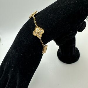 I8k gold and diamond clover bracelet.